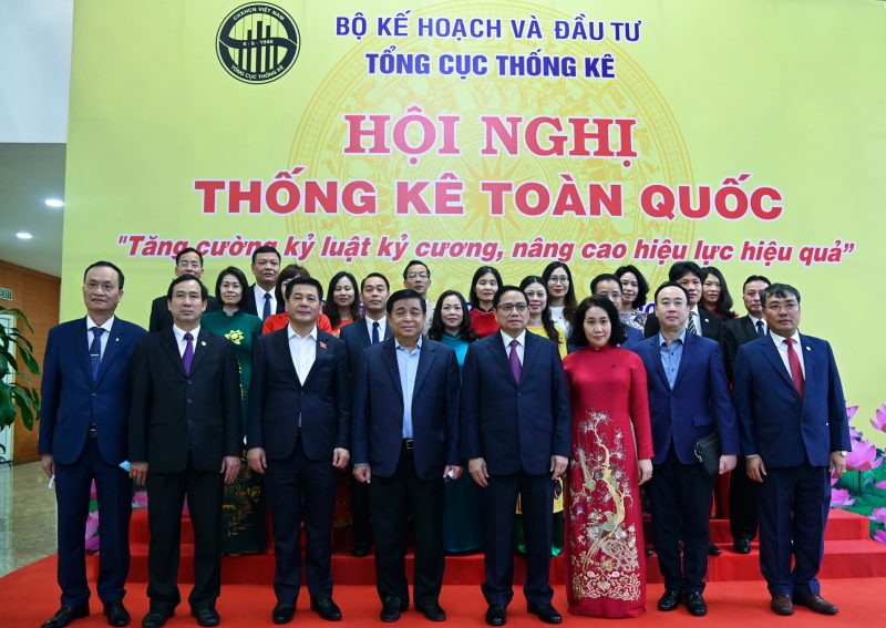 Thủ tướng Chụp ảnh lưu niệm cùng lãnh đạo Tổng cục Thống kê