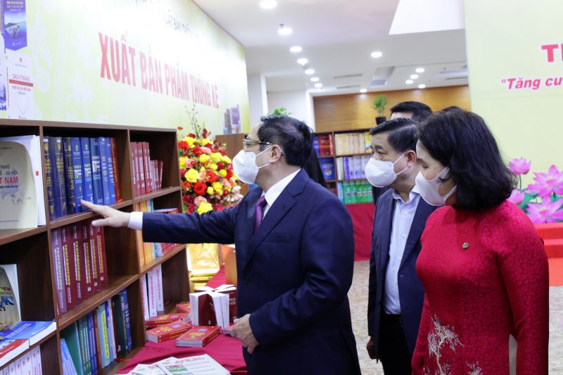 Thủ tướng thăm gian trưng bày ấn phẩm Thống kê